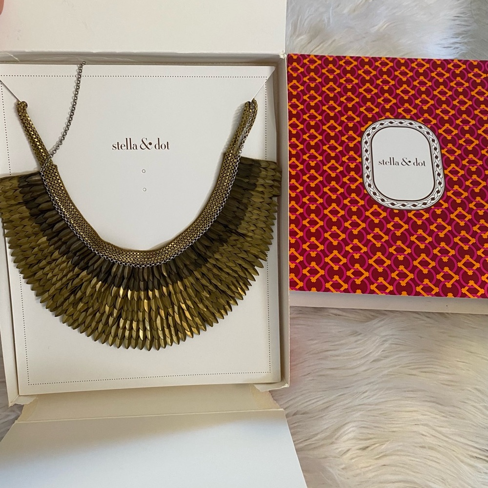 FAMOUS Stella Dot Pegasus Necklace Gold